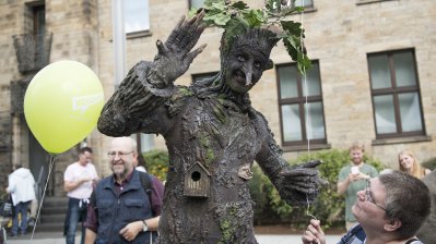Eine Passantin steht vor dem NRW-Baum