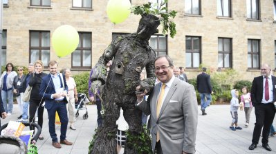 Ministerpräsident Armin Laschet posiert mit dem NRW-Baum für ein Foto