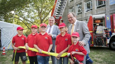 Gruppenfoto mit jungen Helfern