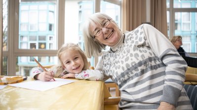 Ministerpräsident Armin Laschet besucht die „Generationsbrücke“ im Marienheim in Aachen