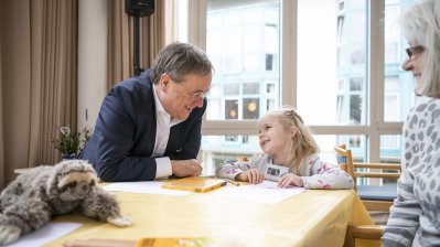 Ministerpräsident Armin Laschet besucht die „Generationsbrücke“ im Marienheim in Aachen
