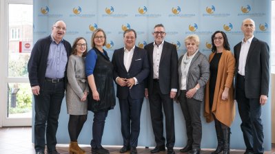 Ministerpräsident Armin Laschet besucht die „Generationsbrücke“ im Marienheim in Aachen