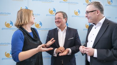 Ministerpräsident Armin Laschet besucht die „Generationsbrücke“ im Marienheim in Aachen