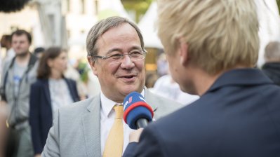 Ein WDR-Moderator interviewt Armin Laschet