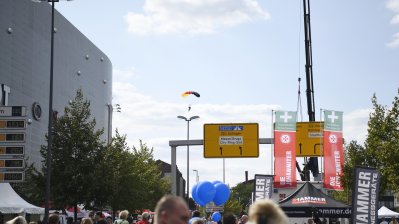 Ein Fallschirmspringer landet in der Innenstadt