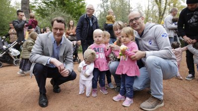 Ministerpräsident Wüst trifft Ehrenpatenkinder und ihre Familien