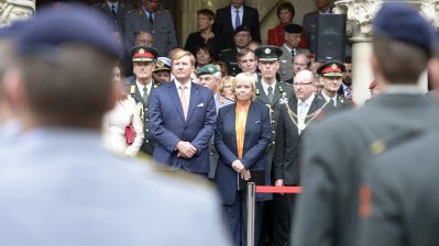 Ministerpräsidentin Hannelore Kraft und S.M. König Willem-Alexander der Niederlande beim öffentlichen militärischem Zeremoniell auf dem Prinzipalmarkt in Münster