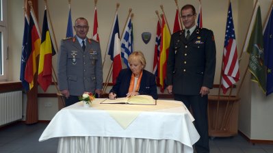 Ministerpräsidentin Hannelore Kraft trägt sich in das Gästebuch des Korps ein