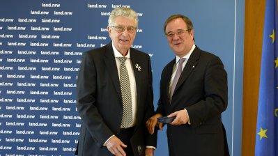 Verleihung des Landesverdienstordens an Bundesminister a.D. Gerhart Baum