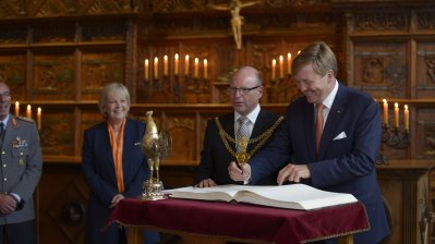 S.M. König Willem-Alexander trägt sich in das Goldene Buch der Stadt Münster ein
