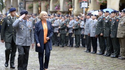 Ministerpräsidentin Hannelore Kraft beim Abschreiten der Ehrenformation