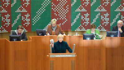 Das Bild zeigt Ministerpräsidentin Kraft am Rednerpult des NRW-Landtags.