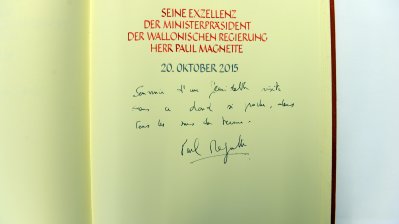 Der Eintrag in das Gästebuch der Landesregierung in französicher Sprache