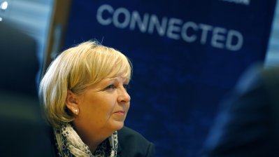 Ministerpräsidentin Kraft hört einem Geschpräch zu