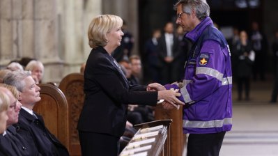 Ministerpräsidentin Hannelore Kraft reicht einem Notfallseelsorger die Hände