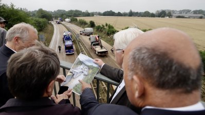 Bundespräsident Frank-Walter Steinmeier und Ministerpräsident Armin Laschet besuchen Erftstadt im Rhein-Erft-Kreis