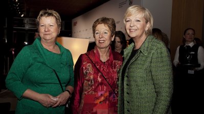 Das Bild zeigt Ministerpräsidentin Kraft (rechts), Ministerin Schwall-Düren (Mitte) und Ministerin Löhrmann (links).