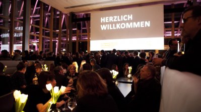 Das Bild zeigt eine Leinwand mit "Herzlich willkommen"