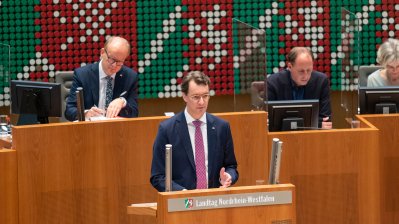 Ministerpräsident Hendrik Wüst spricht am Rednerpult