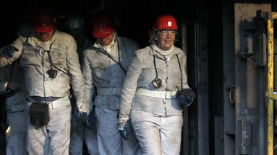 Ministerpräsidentin Kraft verlässt den Aufzug nach der Grubenfahrt bei der Besichtigung des Bergwerks Auguste Victoria.