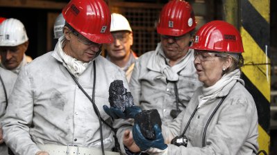 Ministerpräsidentin Kraft überreicht Botschafter Emerson ein Stück Steinkohle während der Grubenfahrt im Bergwerk Auguste Victoria.
