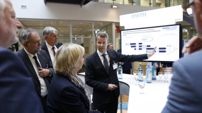Ministerpräsidentin Kraft informiert sich an einem Informationsstand