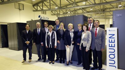 Gruppenfoto in der Rechnerhalle des Jülich Supercomputing Centre.