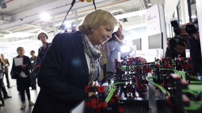 Ministerpräsidentin Kraft betrachtet eine Kugelbahn