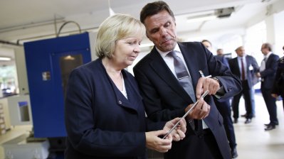 Ministerpräsidentin Kraft betrachtet ein Hochleistungs-Zerspanungswerkzeug