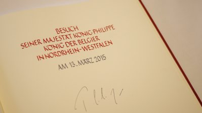 Der Eintrag in das Gästebuch der Landesregierung