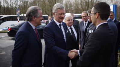 ​Seine Majestät Philippe, König der Belgier, mit Arbeitsminister Guntram Schneider beim Besuch der Firma Rheinklak