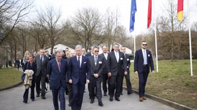 ​Seine Majestät Philippe, König der Belgier, mit Arbeitsminister Guntram Schneider beim Besuch der Firma Rheinklak