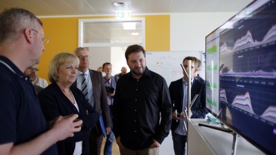 Ministerpräsidentin Kraft und Rolf Schrömgens betrachten einen Bildschirm