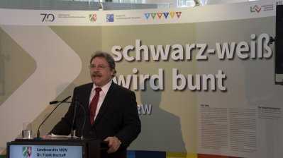 Eröffnung der Wanderausstellung „schwarz-weiß wird bunt - 70 Jahre NRW"