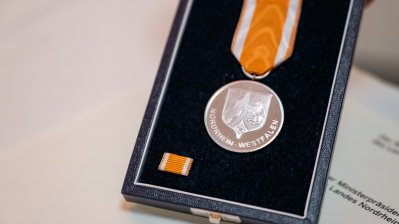 Ministerpräsident Hendrik Wüst verleiht die Rettungsmedaille des Landes Nordrhein-Westfalen