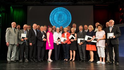 Staatssekretärin Andrea Milz überreicht Sportplakette des Landes Nordrhein-Westfalen