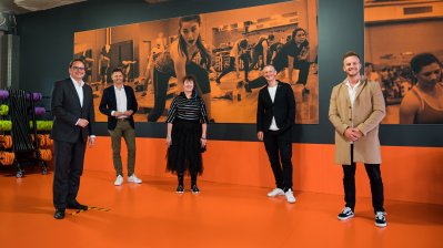 Staatssekretärin Milz in einer Halle mit Wandgemälden im Hintergrund.