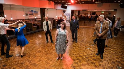 Staatssekretärin Milz mit Mitgliedern im Tanzsaal.