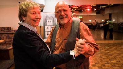 Ein tanzendes Paar im Tanzsaal.