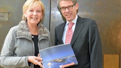 Ministerpräsidentin Hannelore Kraft erhält Adventskalender der Evangelischen Kirchen