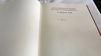 Prinz William schrieb in das Gästebuch "William"