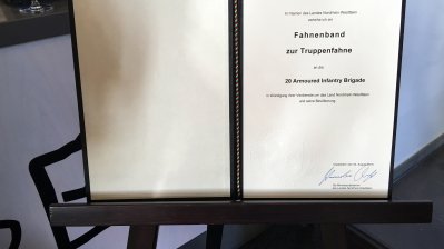 Verleihung des Fahnenbandes des Landes Nordrhein-Westfalen an die 20th Armoured Infantry Brigade