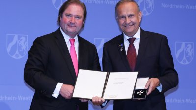 Minister der Finanzen, Lutz Lienenkämper, überreicht den Verdienstorden des Landes Nordrhein-Westfalen