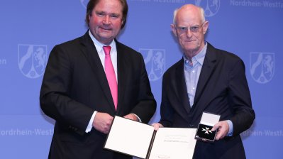 Minister der Finanzen, Lutz Lienenkämper, überreicht den Verdienstorden des Landes Nordrhein-Westfalen