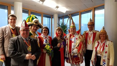 Staatssekretärin Andrea Milz mit Prinz Dirk I, Augustina Petra II und anderen Mitgliedern des Karnevalsvereins.