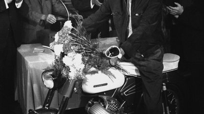 Einmillionster Gastarbeiter begrüßt 1964, Foto: dpa-PA