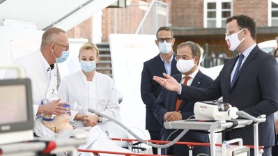 Ministerpräsident Armin Laschet und Bundesgesundheitsminister Jens Spahn besuchen das Bethanien-Krankenhaus in Moers