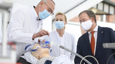 Ministerpräsident Armin Laschet und Bundesgesundheitsminister Jens Spahn besuchen das Bethanien-Krankenhaus in Moers