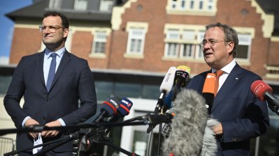 Ministerpräsident Armin Laschet und Bundesgesundheitsminister Jens Spahn besuchen das Bethanien-Krankenhaus in Moers