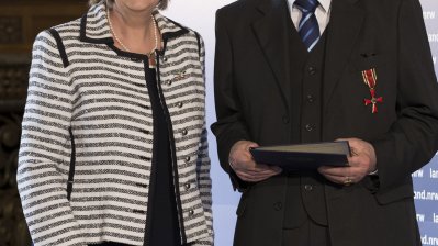 Ministerpräsidentin Kraft überreicht den Bundesverdienstorden an Werner Lauterborn.